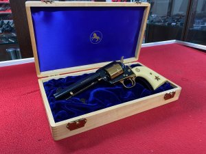 Revolver Colt, Model: SAA Alamo, Ráže: .45 Colt, hl.: 5,5", černo zlatý
