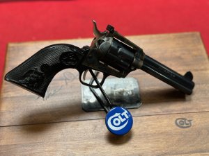 Revolver Colt, Model: SAA The Duke, Ráže: .22LR, hl: 4,25", rytina, mramorovaný